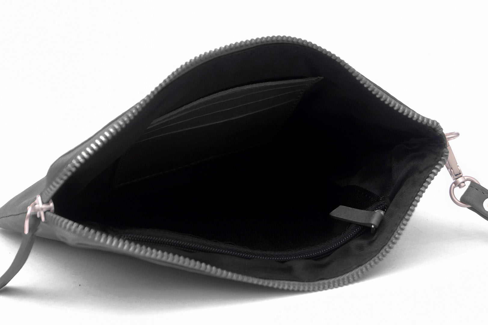 Alpha clutch i læder - sort