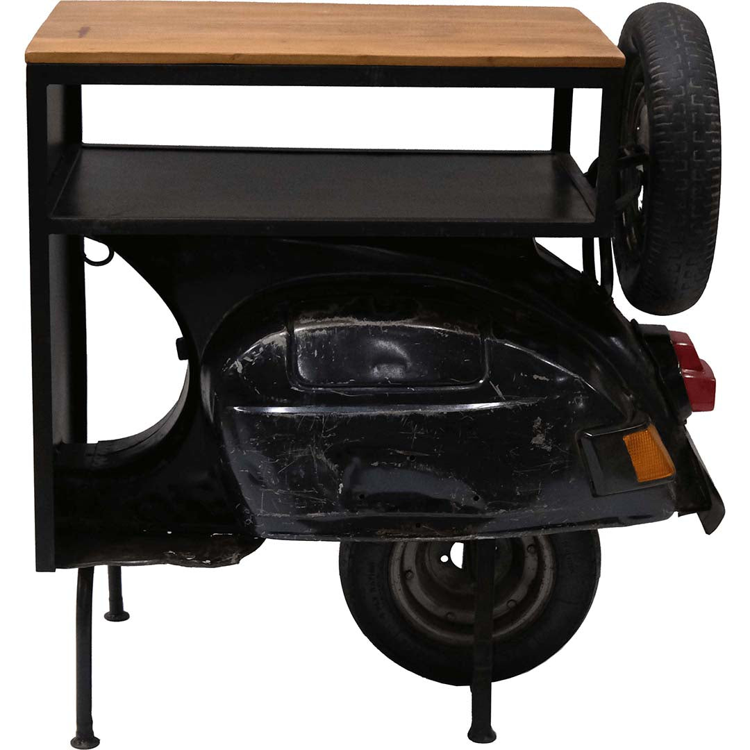 Yuri disk af scooter bagende