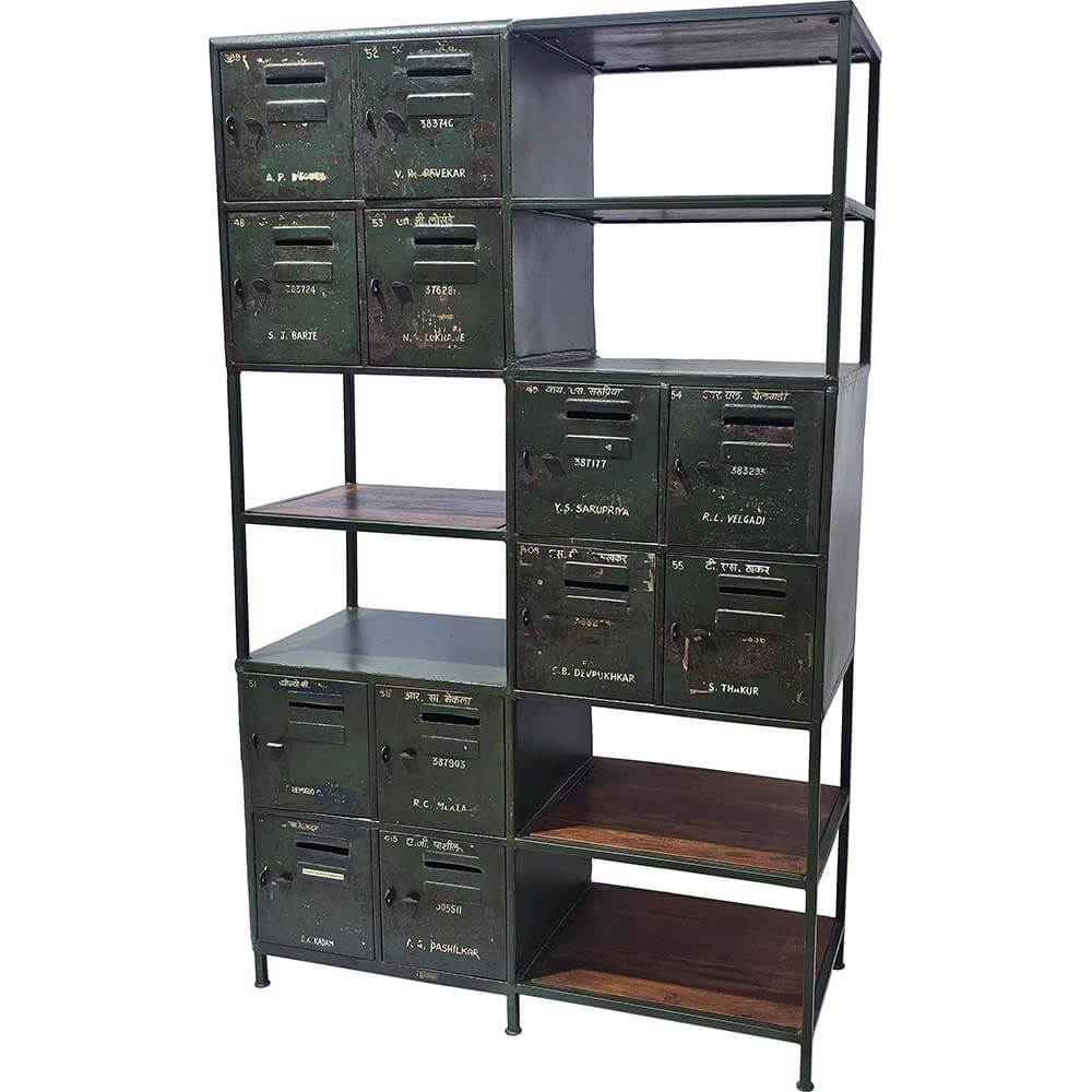 Reol med hylder og vintage lockerskabe