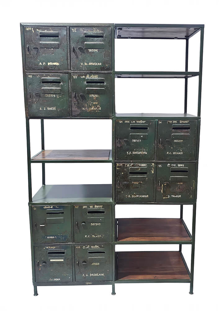 Reol med hylder og vintage lockerskabe