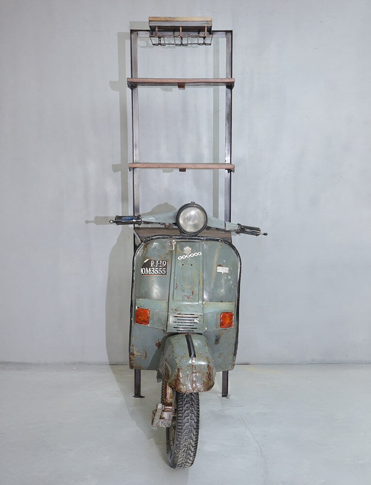 Bar-reol med scooterfront