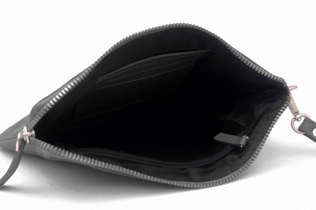 Alpha clutch i læder - sort