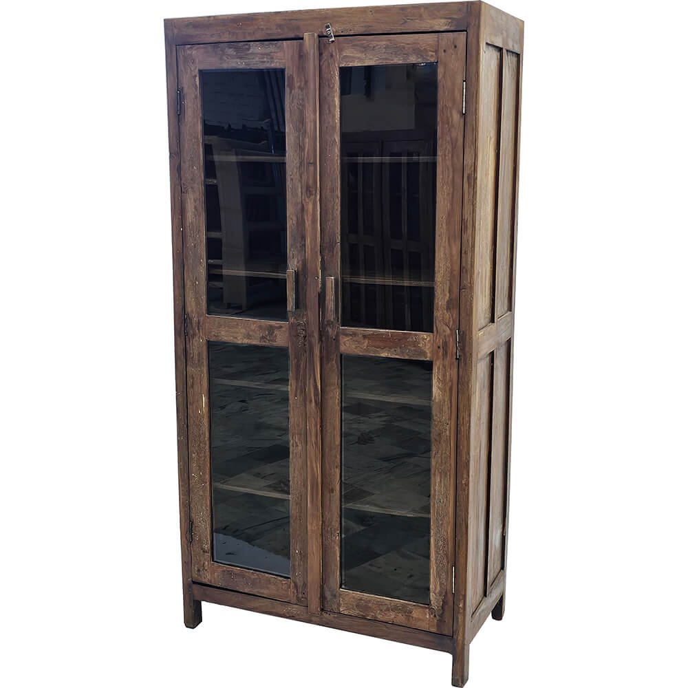 Stort vitrineskab med glas i lågerne