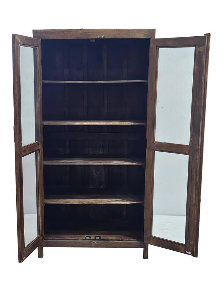 Stort vitrineskab med glas i lågerne