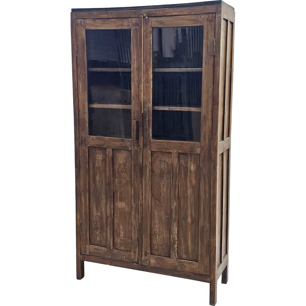 Flot gammel vitrineskab med glas i låger