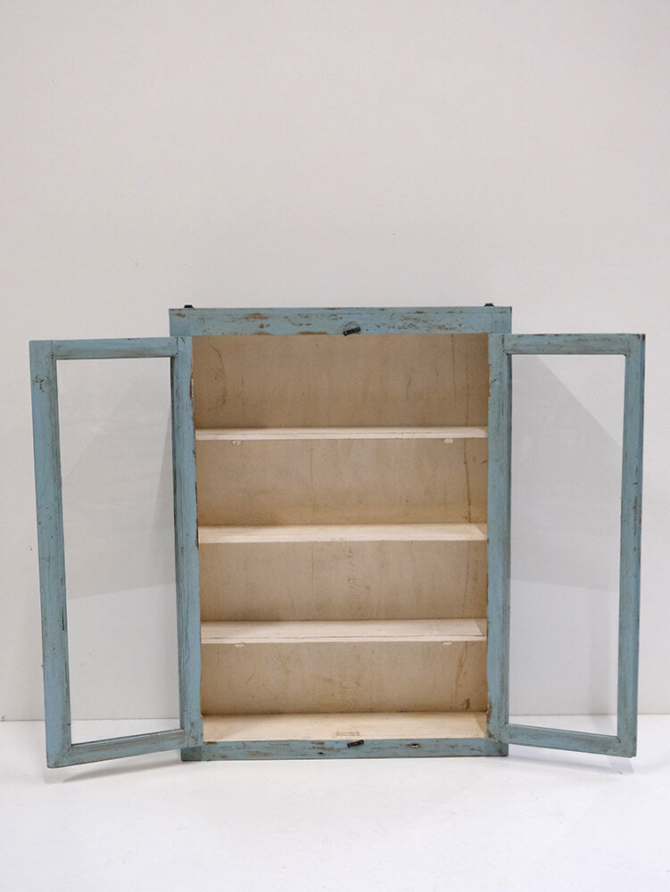 Vægvitrine med to låger